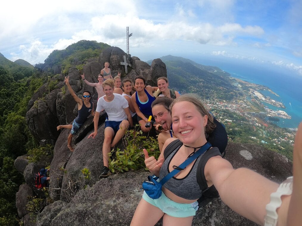 GVI Volunteer in Seychelles Mia G. Group of volunteers standing at a view point during a hike